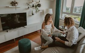 Upscale Apartment Next To Metro